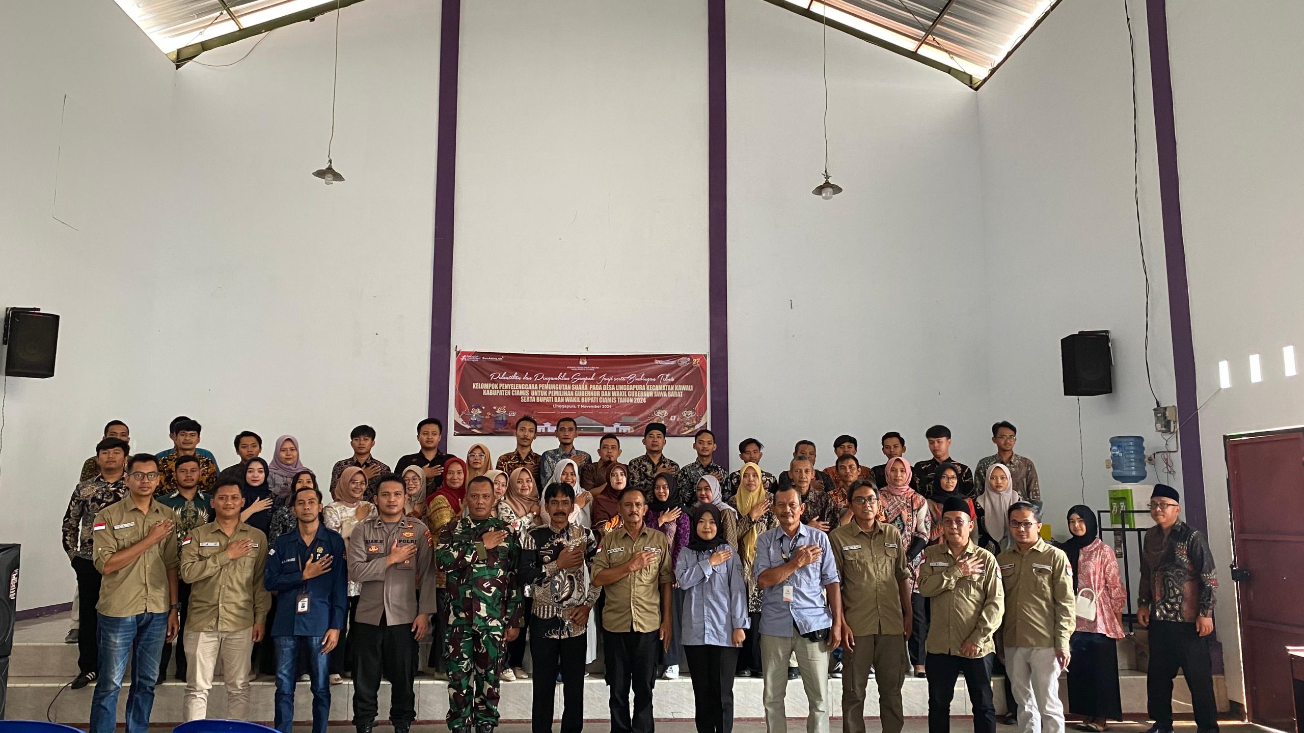 Pelantikan KPPS Pilkada 2024 di Desa Linggapura