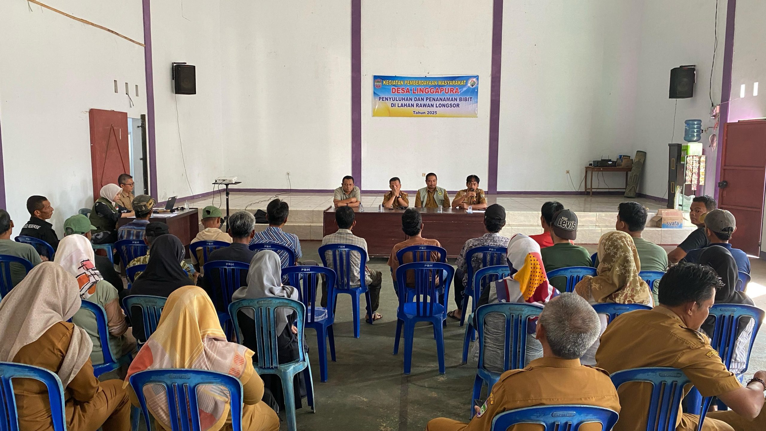 Penyuluhan dan Penanaman Bibit di Lahan Rawan Longsor